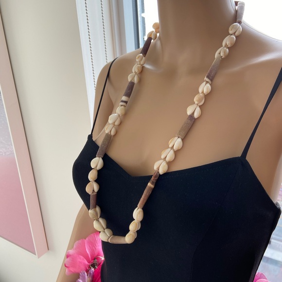 Seashell Necklace 🐚🐚 - Picture 5 of 8